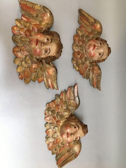 null Ensemble de trois Chérubins en bois sculpté polychrome et doré. Espagne XVIIe...