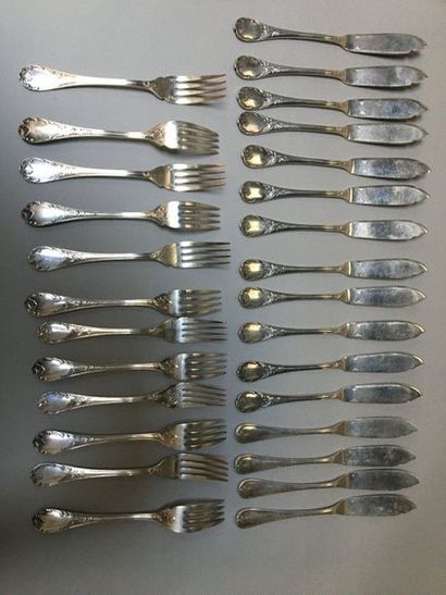 null 16 couteaux à poissons, 12 fourchettes à poissons Christofle Modele Marly