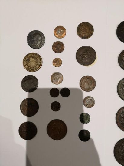 null 12 monnerons et 3 monnaies variés de la Période
Révolutionnaire.
Joint 19 monnaies...