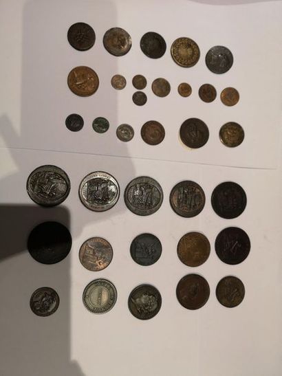 null 12 monnerons et 3 monnaies variés de la Période
Révolutionnaire.
Joint 19 monnaies...