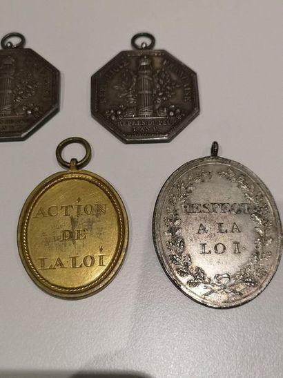 null Période Révolutionnaire
169. 2 médailles en argent 40 mm avec bélière : Conseil...