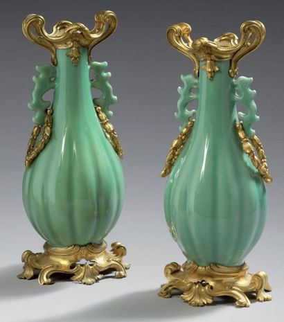 null Rare paire de vases, en forme de fruit stylisé à anses ajourées, en céladon...
