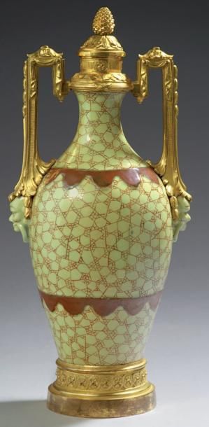 null Beau vase couvert en porcelaine jaune céladon, genre Chantilly, à décor peint...