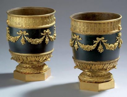 null Rare paire de cache-pot, de forme cylindrique, en bronze ciselé et doré, orné...