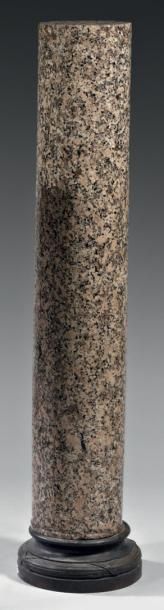 null Colonne en granit rose, de forme cylindrique. La base en bronze ciselé et patiné...