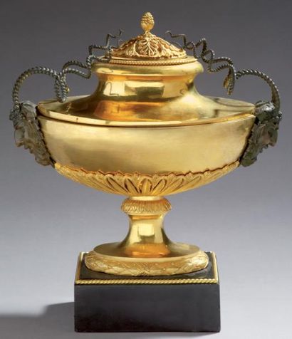 null Beau vase de forme navette en bronze finement ciselé et doré aux deux ors ou...