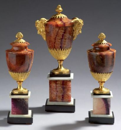 null Trés rare suite de trois vases à l'Antique, en garniture. Ils sont de forme...