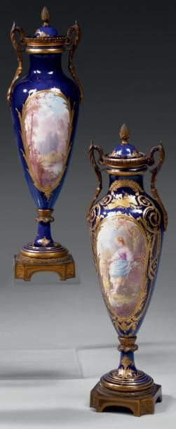 null Paire de vases couverts, en porcelaine à fond gros bleu dans le goût de Sèvres,...
