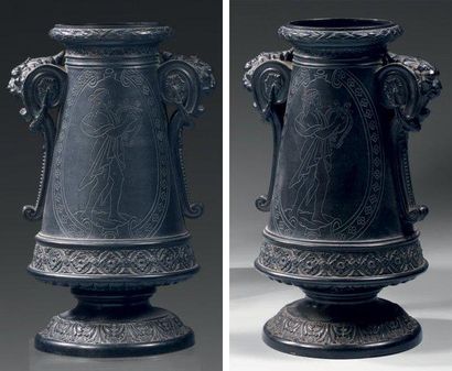 null Paire de vases en terre cuite patinée à l'imitation du bronze à décor néo classique,...