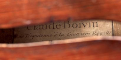 null Violoncelle portant une étiquette: « Claude Boivin / rue Ticquetonne à la guittare...