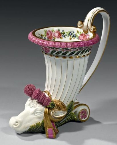 SEVRES Vase « jasmin cornet » appelé aussi « cornet antique » en pâte dure, à une...