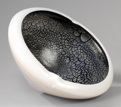 GIREL Jean (né en 1947) Importante coupe en céramique de forme conique à bordure...