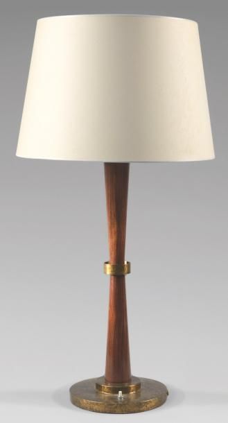 PRINTZ Eugène (1879-1948) Lampe de forme diabolo en palissandre, fût orné d'un cercle...