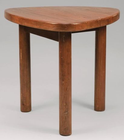 PERRIAND Charlotte (1903-1999) Petite table en pin, épais plateau de forme triangulaire...