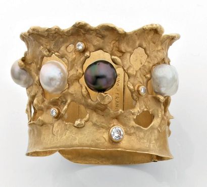 Nino FRANCHINA Sculptural et large bracelet manchette en or satiné, fondu, déchiré,...