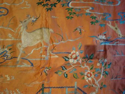 null Tenture brodée pour ciel de lit, Chine, XIXème siècle. Satin de soie mandarine...