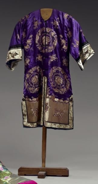 null Robe informelle pour femme, Chine, XIXème siècle. Satin de soie bleu nuit brodé...