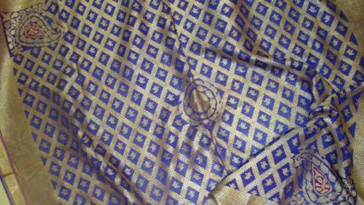 null Châle carré broché en Zardari d'or, XIXème siècle. Taffetas de soie violet broché...