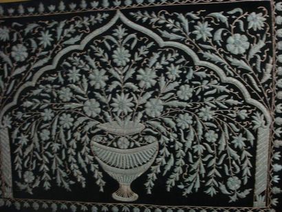 null Broderie de style Moghol, Zardari sur velours, Inde, XXème siècle. Bouquet symétrique...