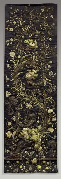 null Exceptionnelle tenture baroque brodée en "ronde bosse" sur drap d'or, vers 1680,...