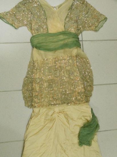 Anonyme Robe du soir perlée, vers 1910. Satin de soie ivoire, corsage et jupe recouverts...