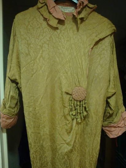 null Manteau du soir griffé, vers 1910. Crêpe de Chine bronze façonné au motif Renaissance...