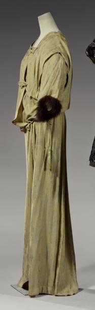 Paul POIRET, (attribué à) Robe d'après midi, vers 1911. Crêpe de soie façonné beige...