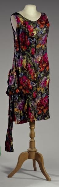 null Deux robes du soir, vers 1919-1925. Robe courte en soie façonnée et lurex à...