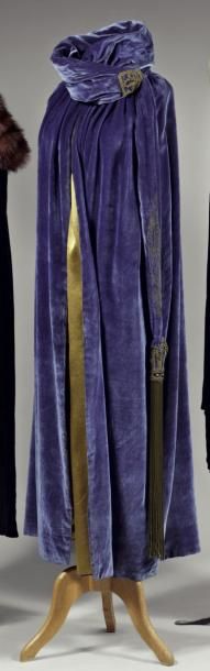 BABANI (attribué à) Somptueuse cape de grand soir vers 1924. Velours de soie bleu...