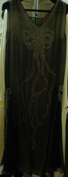Anonyme Belle robe du soir vers 1925. Mousseline noire à pans fluides rebrodés d'un...