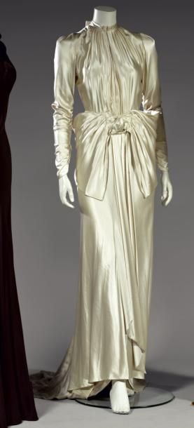 LOUISE BOULANGER Robe de mariée, 1929. Satin de soie ivoire, envers crêpe. Corsage...