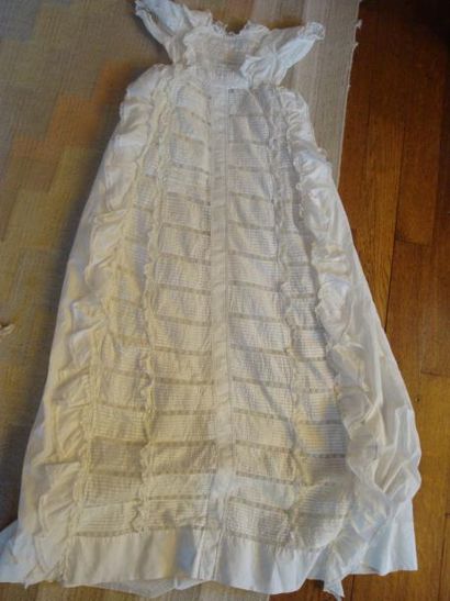 null Robe et manteau de baptême, début XXème siècle. Coton blanc à plastron plissé...