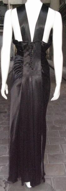 Anonyme Robe du soir coupée dans le biais, vers 1935. Satin de soie noir. Robe longue...