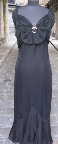 LOUISE BOULANGER Robe du soir vers 1930. Mousseline de soie noire, corsage drapé...