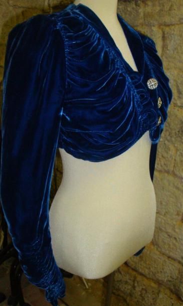 MOLYNEUX (attribué à) Bolero à drapés festonnés, vers 1938 en velours de soie bleu...