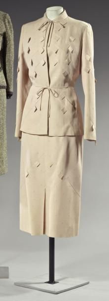 ADRIAN Tailleur Hiver 1947. Jupe et veste en façonné de laine camel à effet de damier...