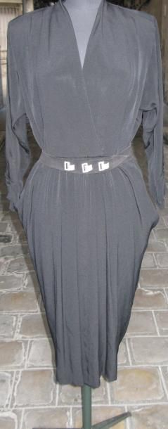 BALENCIAGA Robe de diner vers 1940, (attribué à). Crêpe rayonne noir. Corsage plissé...