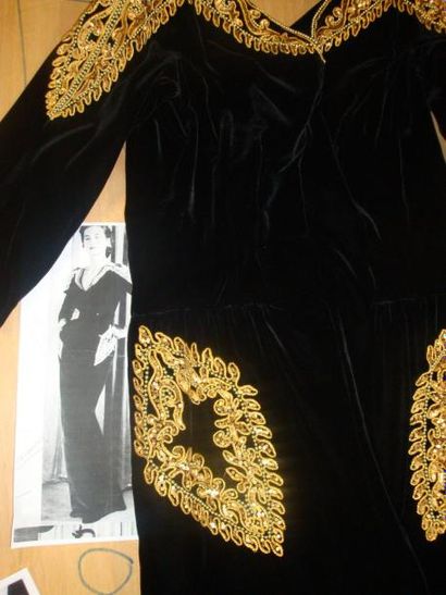 CHRISTIAN DIOR Haute Couture, Modèle "Lahore" A/H. 1948. Robe mi-longue en velours...
