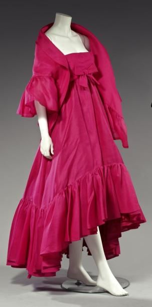 Cristobal BALENCIAGA Robe du soir et cape Haute couture, vers 1960 (attribué à)....