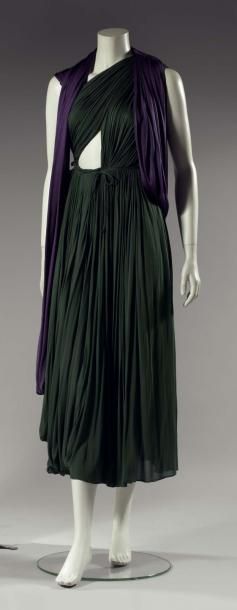 Madame GRES. Robe du soir drapée bicolore, 1946. Jersey de soie vert bouteille et...