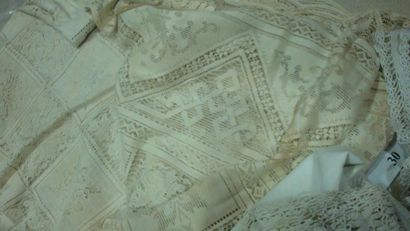 null Grande nappe de style néo-gothique, fin XIXème siècle. Fils tirés et dentelle...