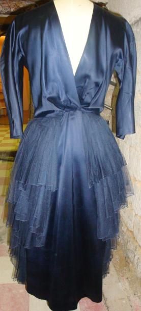 LUCIEN LELONG Robe de cocktail P/E 1947, modèle "Appolline". Satin bleu marine et...