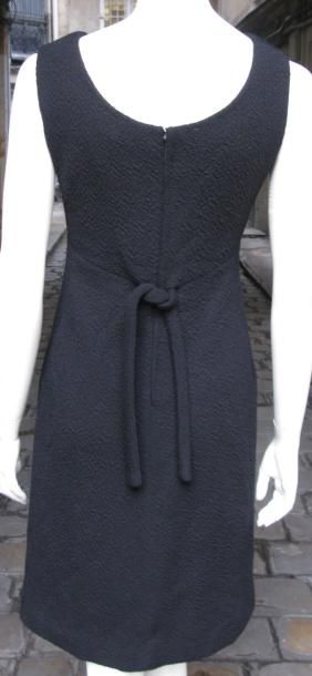 GIVENCHY Robe de dîner haute couture, Hiver 1963. Robe courte à bretelle en soie...