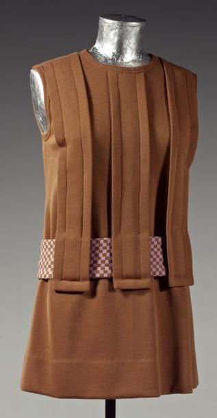RUDI GERNREICH Robe mini, 1974. Robe courte sans manche en jersey de laine caramel...