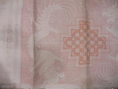 null Nappe brodée à décor de dragon chinois, Indochine, XXème siècle. Coton blanc...