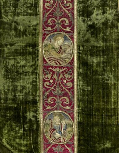 null Belle chasuble en velours brodé, Italie XVIème siècle. Velours coupé vert aux...