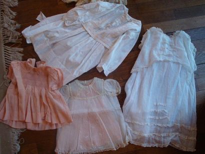 null Réunion de vêtements pour enfant, fin XIXème- début XXème siècle: 3 robes en...