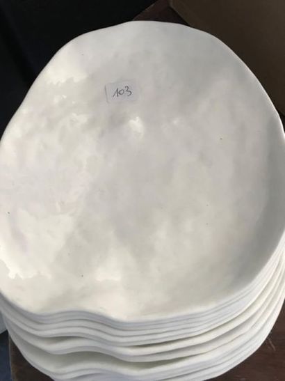 null Environ 13 assiettes en porcelaine blanche
