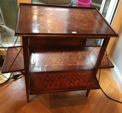 null Veneered tea table 

Accidents

H: 71,5

P: 44

L : 63 
 
CONSIGNMENT TO STORAGE...