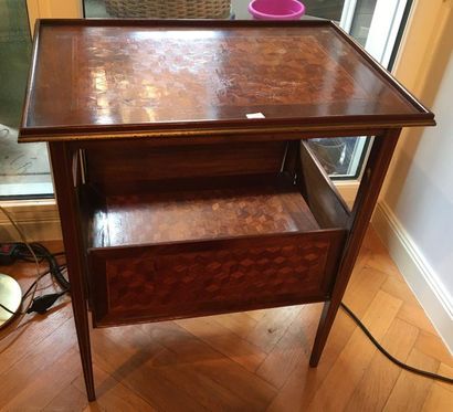 null Veneered tea table 

Accidents

H: 71,5

P: 44

L : 63 
 
CONSIGNMENT TO STORAGE...